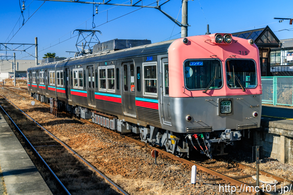 上毛電気鉄道上毛線 新里駅で撮影した上毛電気鉄道700形715を先頭とする列車の写真