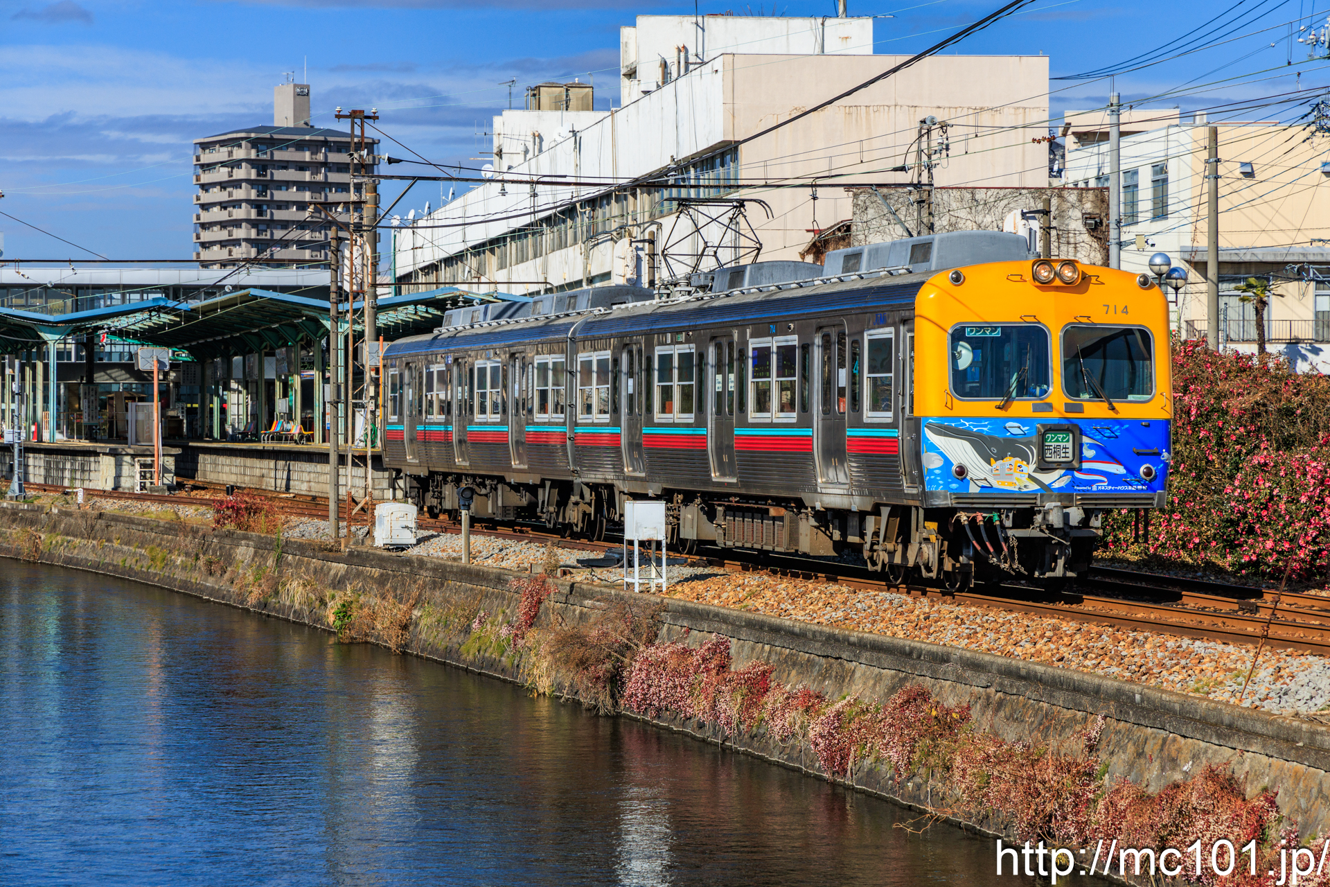 上毛電気鉄道上毛線 中央前橋駅付近で撮影した上毛電気鉄道700形714を先頭とする列車の写真