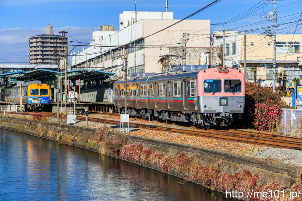 上毛電気鉄道上毛線 中央前橋駅付近で撮影した上毛電気鉄道700形715を先頭とする列車の写真