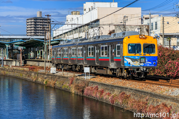 上毛電気鉄道上毛線 中央前橋駅付近で撮影した上毛電気鉄道700形714を先頭とする列車の写真