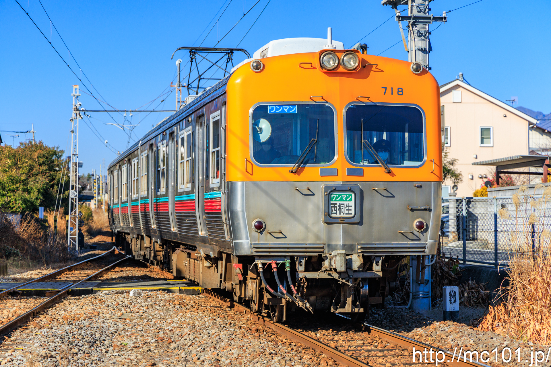 上毛電気鉄道上毛線 天王宿駅で撮影した上毛電気鉄道700形718を先頭とする列車の写真