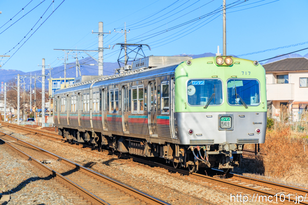 上毛電気鉄道上毛線 赤城～桐生球場前間で撮影した上毛電気鉄道700形717を先頭とする列車の写真