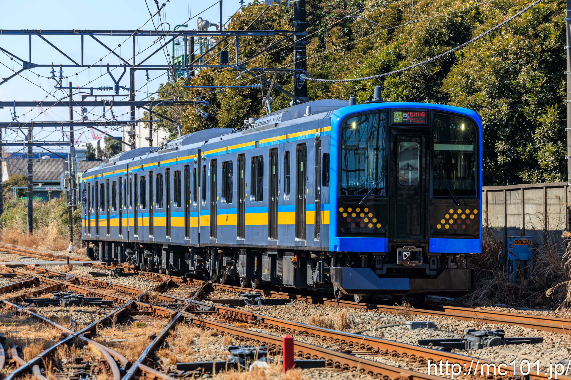 JR東日本鶴見線 浅野駅で撮影したJR東日本E131系クハE130-1007を先頭とする列車の写真