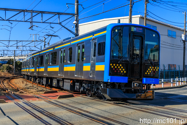 JR東日本鶴見線 鶴見小野～弁天橋間で撮影したJR東日本E131系クハE130-1007を先頭とする列車の写真