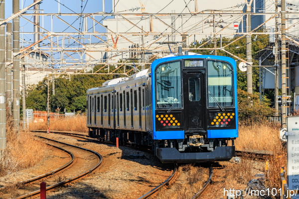 JR東日本鶴見線 武蔵白石駅で撮影したJR東日本E131系クモハE131-1007を先頭とする列車の写真