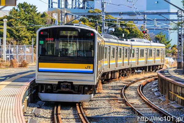 JR東日本鶴見線 浅野駅で撮影したJR東日本205系クモハ204-1107を先頭とする列車の写真