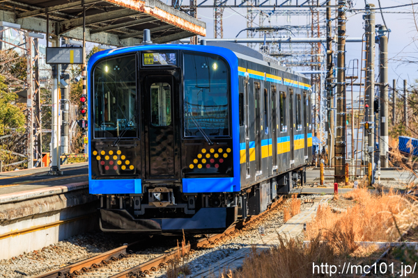 JR東日本鶴見線 浅野駅で撮影したJR東日本E131系クモハE131-1007を先頭とする列車の写真