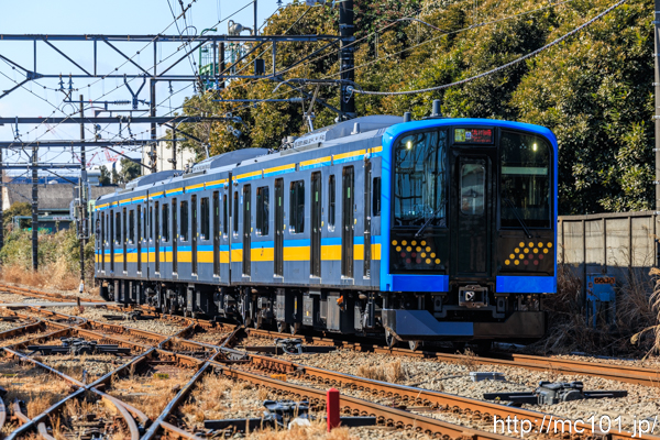 JR東日本鶴見線 浅野駅で撮影したJR東日本E131系クハE130-1007を先頭とする列車の写真