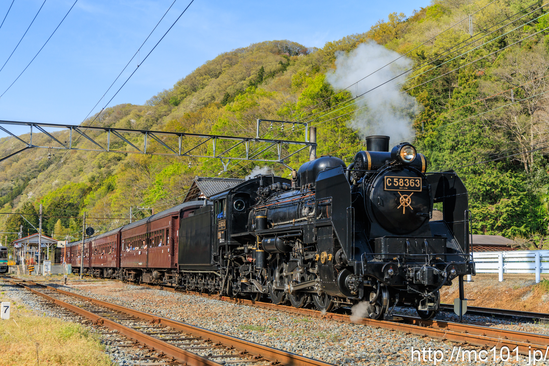 秩父鉄道秩父本線 波久礼駅付近で撮影した秩父鉄道C58 363号機 + 旧型客車(JR東日本)の写真