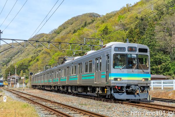 秩父鉄道秩父本線 波久礼駅付近で撮影した秩父鉄道7500系7706を先頭とする列車の写真