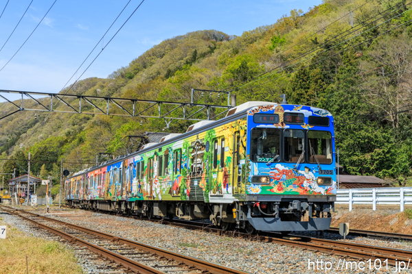 秩父鉄道秩父本線 波久礼駅付近で撮影した秩父鉄道7500系7702を先頭とする列車の写真
