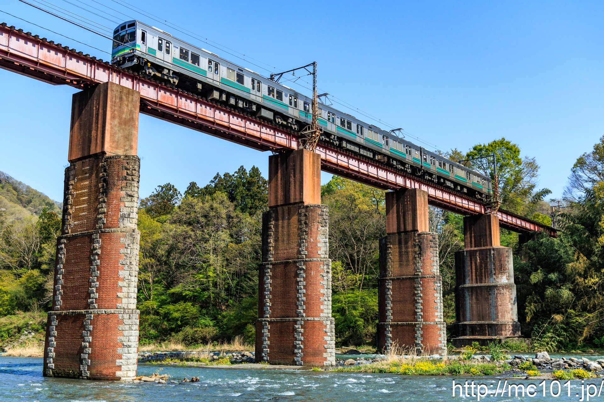 秩父鉄道秩父本線 上長瀞～親鼻間で撮影した秩父鉄道7500系7706を先頭とする列車の写真