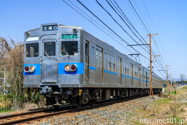 秩父鉄道秩父本線 武州中川～武州日野間で撮影した秩父鉄道5000系5201を先頭とする列車の写真