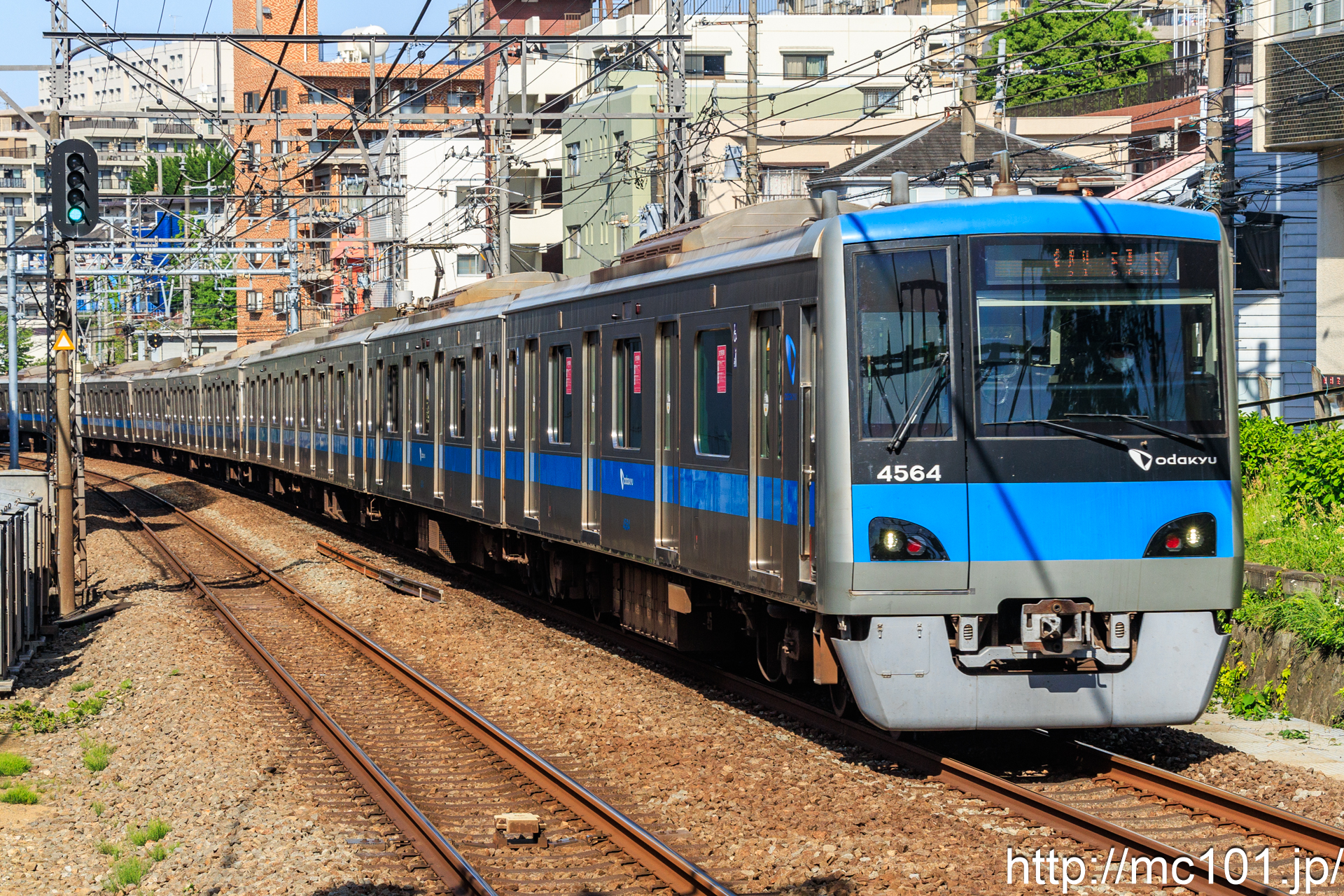 小田急電鉄小田原線 百合ヶ丘駅で撮影した小田急電鉄4000形4564を先頭とする列車の写真