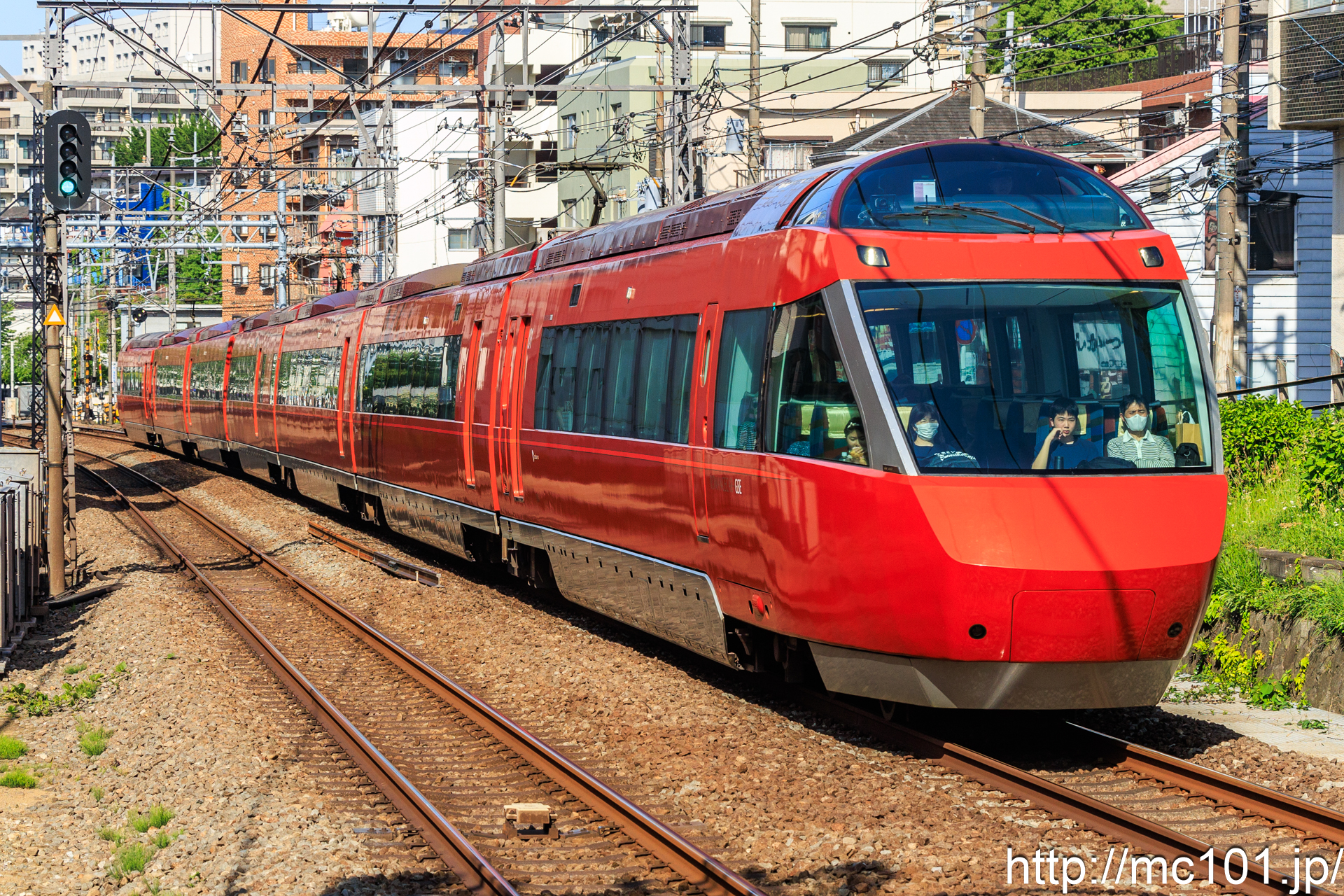 小田急電鉄小田原線 百合ヶ丘駅で撮影した小田急電鉄70000形を先頭とする列車の写真