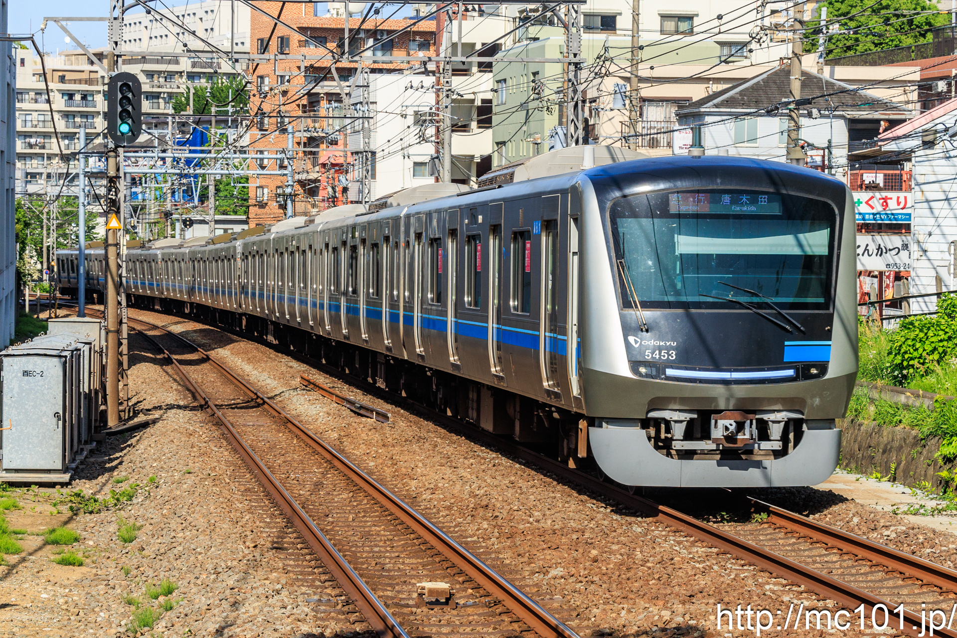 小田急電鉄小田原線 百合ヶ丘駅で撮影した小田急電鉄5000形5453を先頭とする列車の写真