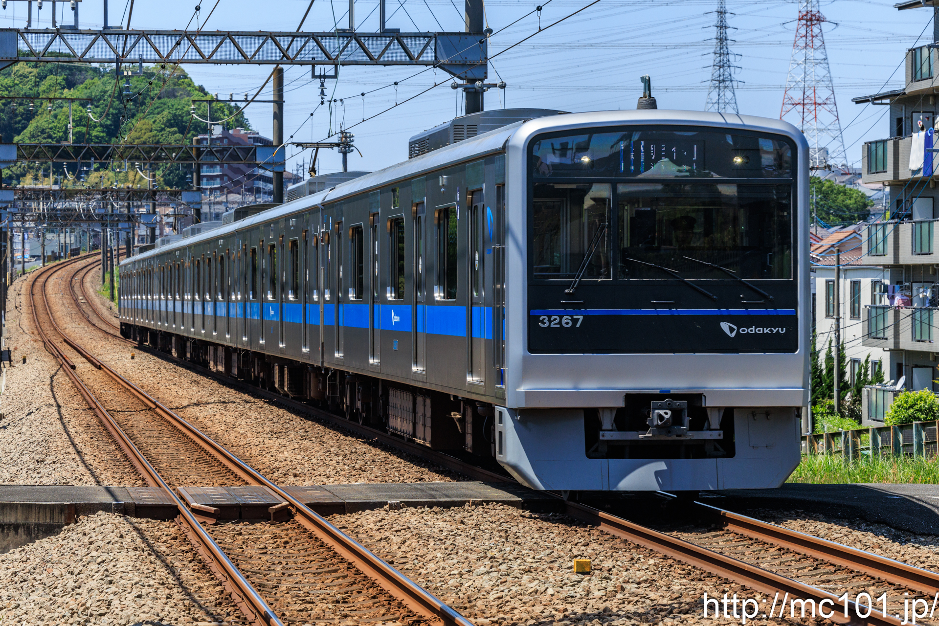 小田急電鉄多摩線 栗平駅で撮影した小田急電鉄3000形3267を先頭とする列車の写真