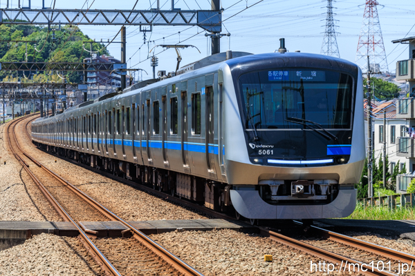 小田急電鉄多摩線 栗平駅で撮影した小田急電鉄5000形5061を先頭とする列車の写真