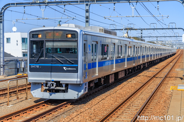 小田急電鉄小田原線 祖師ヶ谷大蔵駅で撮影した小田急電鉄3000形3476を先頭とする列車の写真