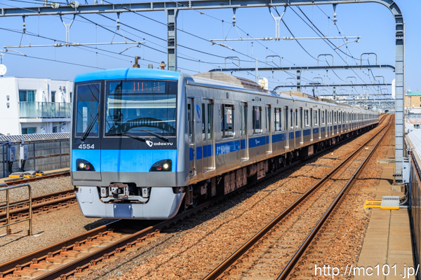 小田急電鉄小田原線 祖師ヶ谷大蔵駅で撮影した小田急電鉄4000形4554を先頭とする列車の写真