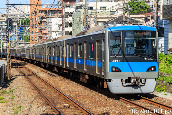 小田急電鉄小田原線 百合ヶ丘駅で撮影した小田急電鉄4000形4564を先頭とする列車の写真