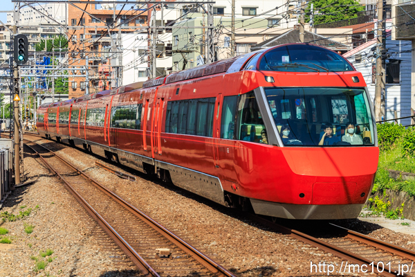 小田急電鉄小田原線 百合ヶ丘駅で撮影した小田急電鉄70000形を先頭とする列車の写真