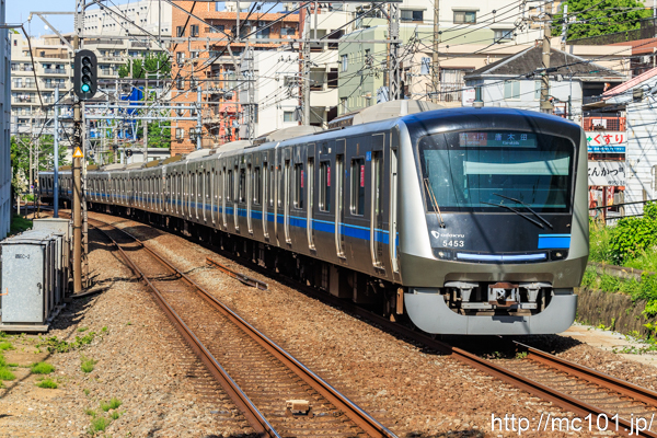 小田急電鉄小田原線 百合ヶ丘駅で撮影した小田急電鉄5000形5453を先頭とする列車の写真