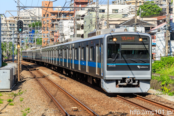 小田急電鉄小田原線 百合ヶ丘駅で撮影した小田急電鉄3000形3958を先頭とする列車の写真