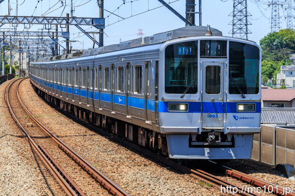 小田急電鉄多摩線 五月台駅で撮影した小田急電鉄1000形1095を先頭とする列車の写真