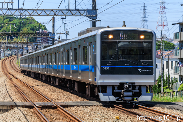 小田急電鉄多摩線 栗平駅で撮影した小田急電鉄3000形3261を先頭とする列車の写真