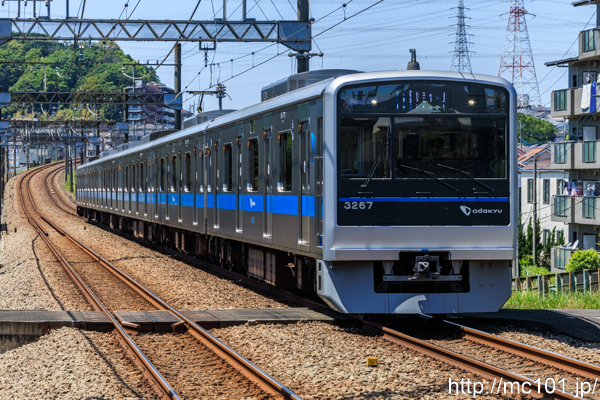 小田急電鉄多摩線 栗平駅で撮影した小田急電鉄3000形3267を先頭とする列車の写真