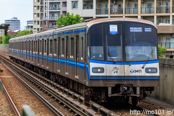 横浜市交通局ブルーライン仲町台駅 で撮影した横浜市交通局3000形3411 他 の写真