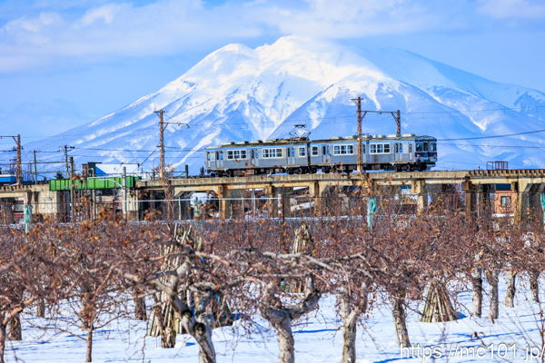 弘南鉄道大鰐線石川～義塾高校前間 で撮影した弘南鉄道7000系7033 他 の写真