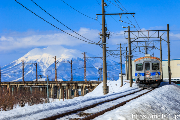 弘南鉄道大鰐線石川～義塾高校前間 で撮影した弘南鉄道7000系7031 他 の写真