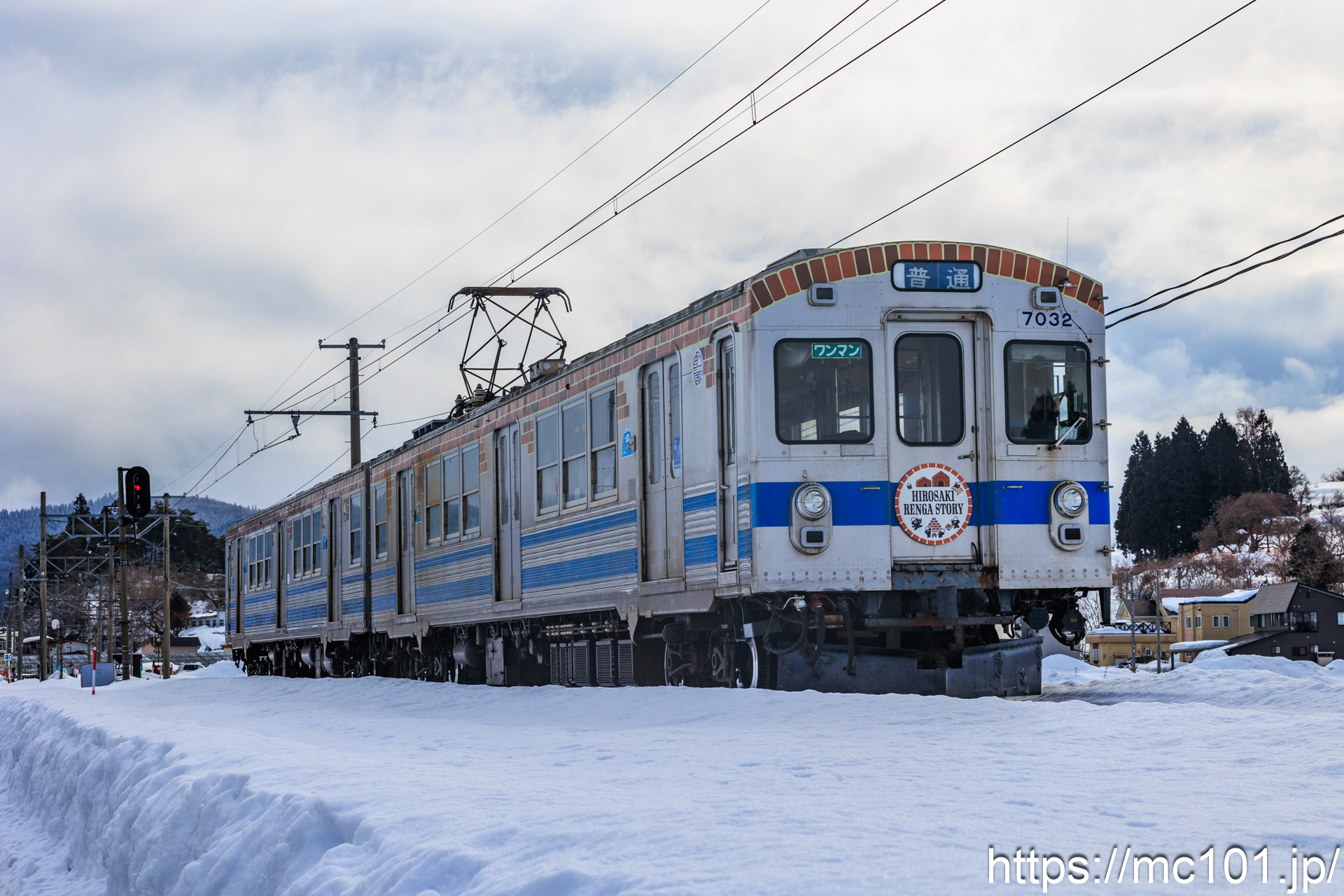 弘南鉄道大鰐線石川～義塾高校前間 で撮影した弘南鉄道7000系7032 他 の写真