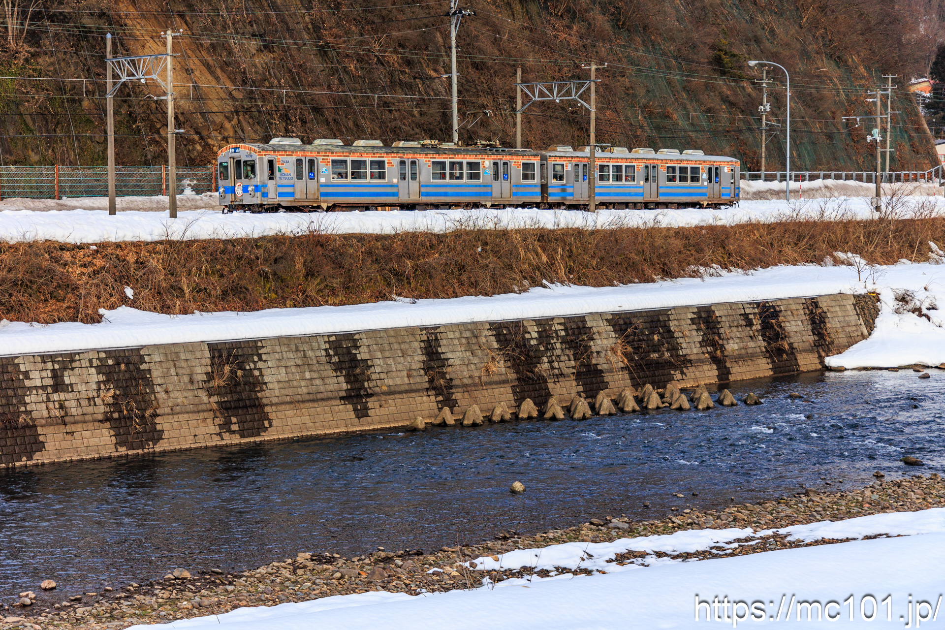 弘南鉄道大鰐線大鰐～宿川原間 で撮影した弘南鉄道7000系7032 他 の写真