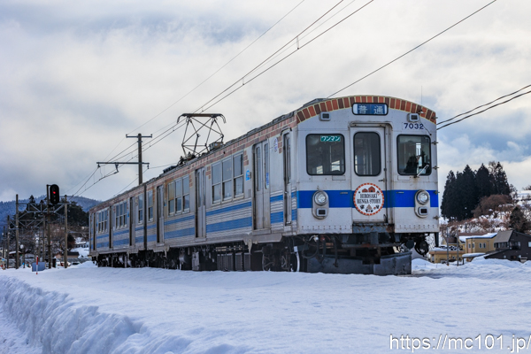 弘南鉄道大鰐線石川～義塾高校前間 で撮影した弘南鉄道7000系7032 他 の写真
