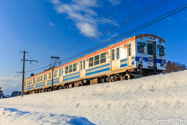 弘南鉄道大鰐線石川プール前～石川間 で撮影した弘南鉄道7000系7031 他 の写真