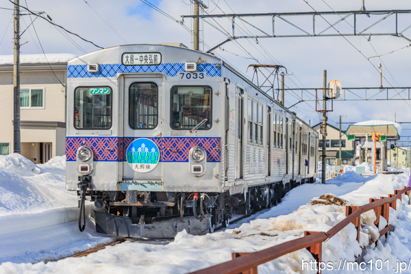 弘南鉄道大鰐線千年駅 で撮影した弘南鉄道7000系7033 他 の写真