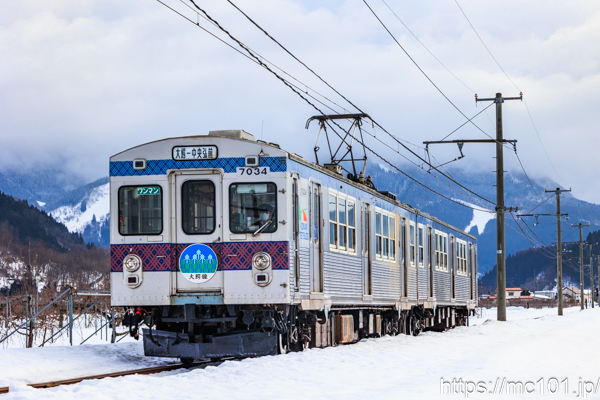 弘南鉄道大鰐線鯖石～石川プール前間 で撮影した弘南鉄道7000系7034 他 の写真