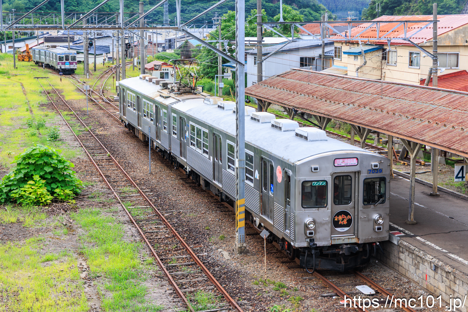 弘南鉄道大鰐線 大鰐駅で撮影した弘南鉄道7000系7039を先頭とする列車の写真