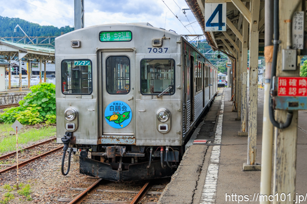 弘南鉄道大鰐線 大鰐駅で撮影した弘南鉄道7000系7037を先頭とする列車の写真