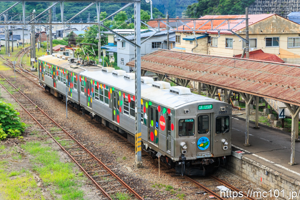 弘南鉄道大鰐線 大鰐駅で撮影した弘南鉄道7000系7037を先頭とする列車の写真