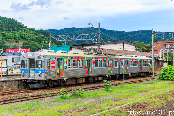 弘南鉄道大鰐線 大鰐駅で撮影した弘南鉄道7000系7038を先頭とする列車の写真