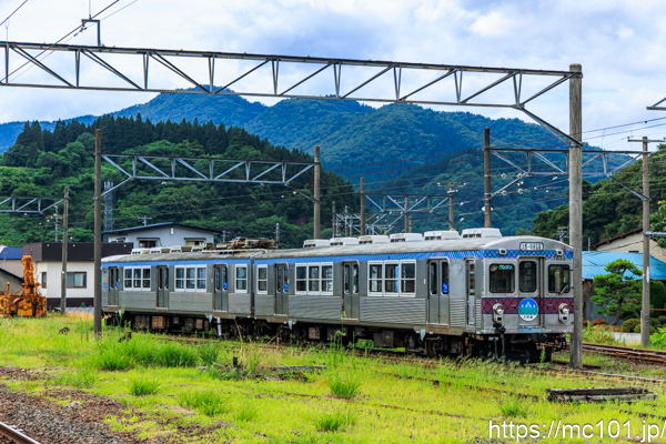弘南鉄道大鰐線 大鰐駅で撮影した弘南鉄道7000系7033を先頭とする列車の写真