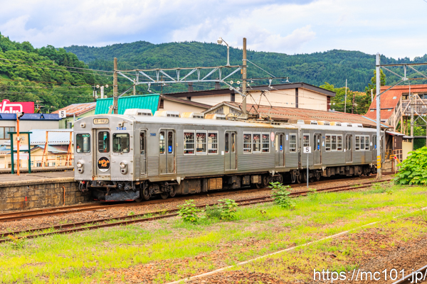 弘南鉄道大鰐線 大鰐駅で撮影した弘南鉄道7000系7040を先頭とする列車の写真