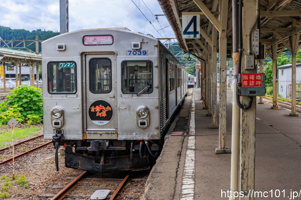 弘南鉄道大鰐線 大鰐駅で撮影した弘南鉄道7000系7039を先頭とする列車の写真