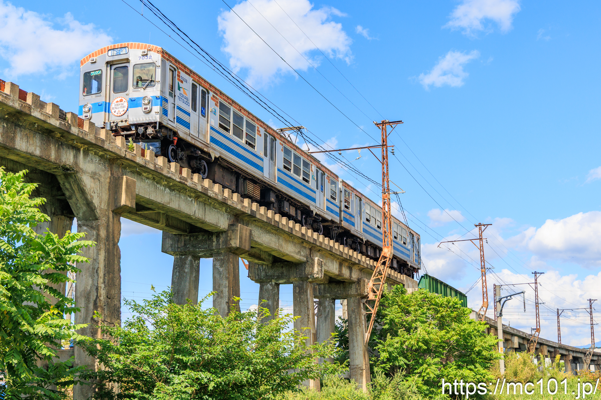 弘南鉄道大鰐線 石川～義塾高校前で撮影した弘南鉄道7000系7040を先頭とする列車の写真