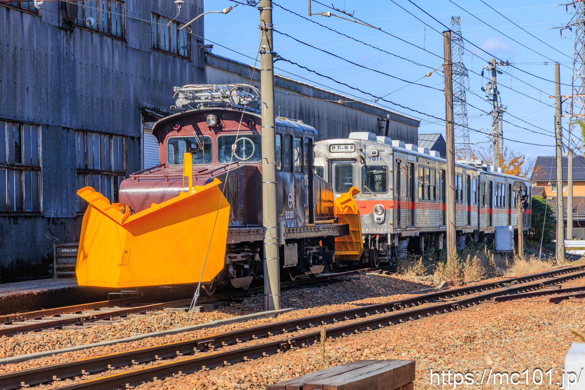 北陸鉄道石川線 鶴来駅付近で撮影した北陸鉄道ED20形ED201 + 7000系7001Fを先頭とする列車の写真