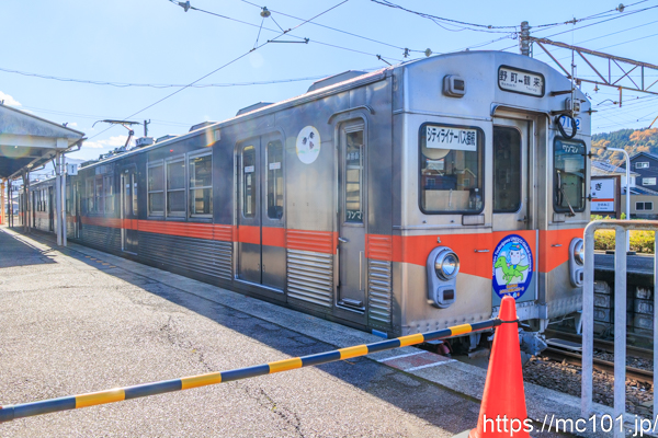 北陸鉄道石川線 鶴来駅で撮影した北陸鉄道7000系7102を先頭とする列車(7102F)の写真